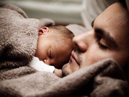 Po porodzie: Ważne role miłości ojcowskiej w życiu dziecka